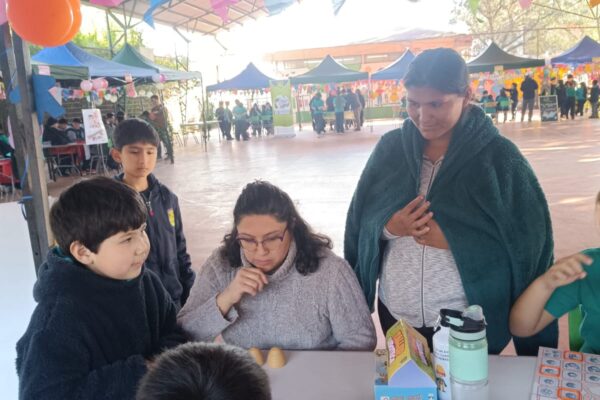 Apoderados jugando.